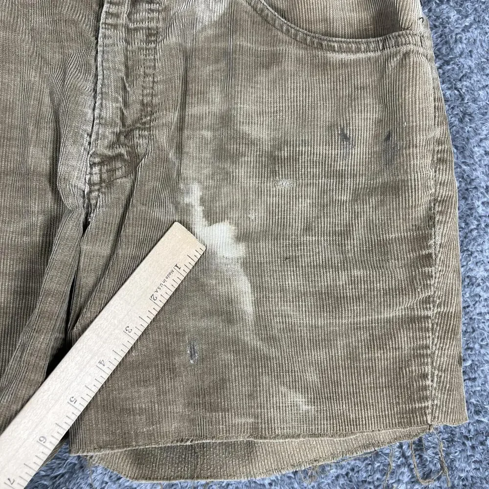 Vintage Levis Shorts Unisex Adults 31 Beige Corduroy Cut-Off Relaxed Fit Worn